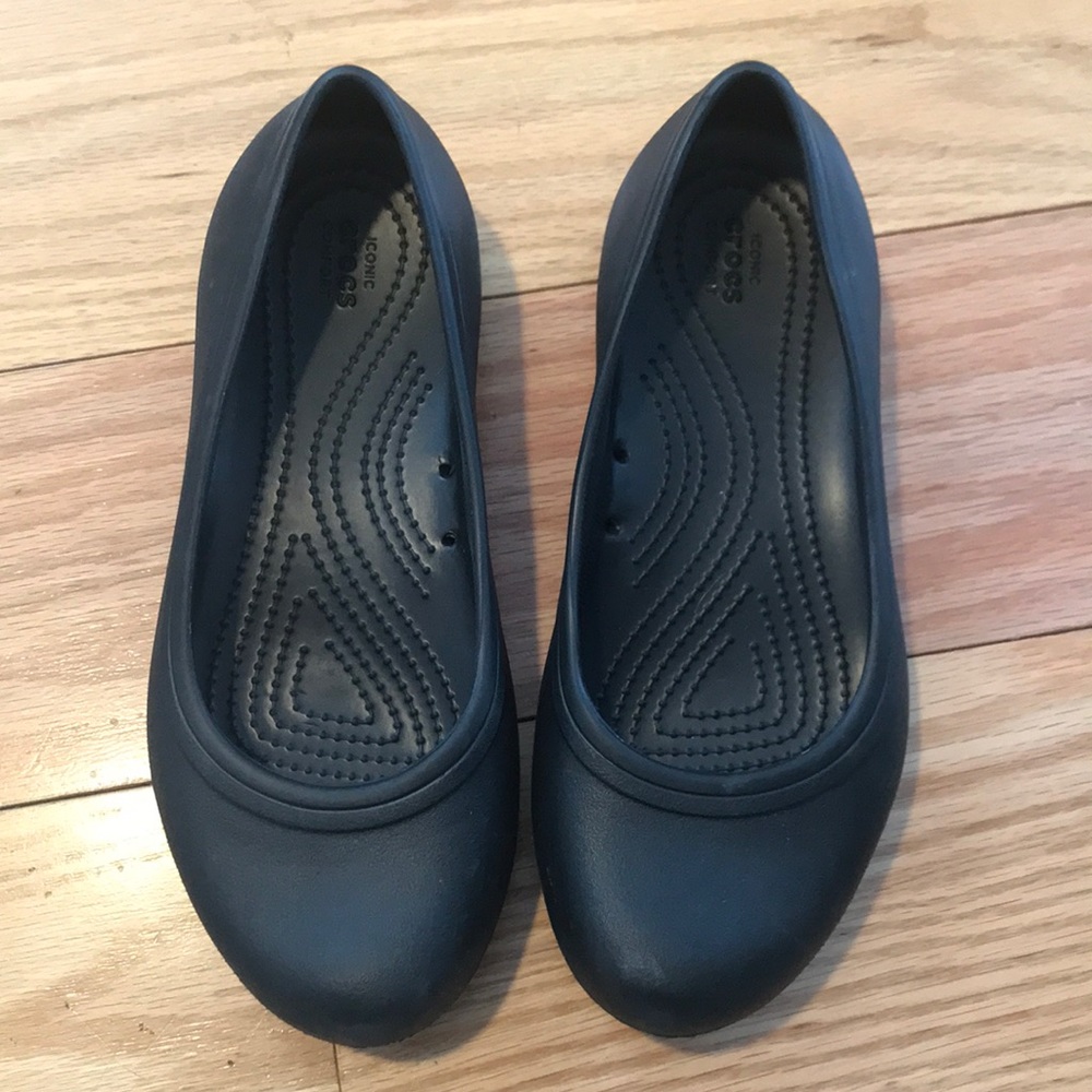 Black slip-resistant crocs. 7w